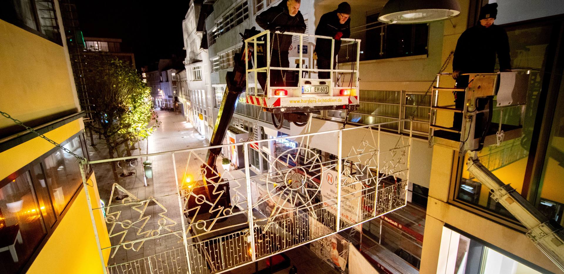 Die Adventszeit steht vor der Tür und pünktlich dazu beginnen die Arbeiten für die festliche Weihnachtsbeleuchtung in der Oldenburger Innenstadt. Mit viel Einsatz und Engagement bereitet das Team von Harders Lichtideen in diesen Tagen die Straßenbeleuchtung für die Adventszeit vor. Hier am Waffenplatz. 