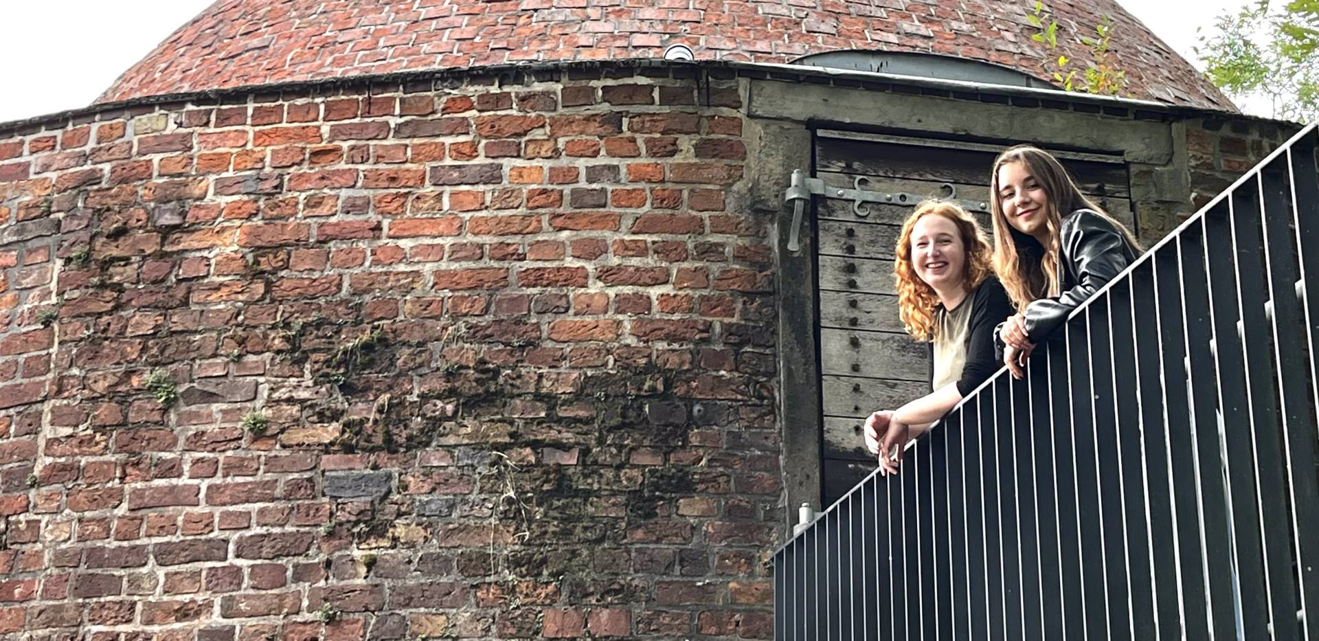 Merle Stührenberg und Mariia Strateichuk vor dem Pulverturm. Hier haben sie in ihrer Mittagspause am "Kultursnack" im Pulverturm teilgenommen.