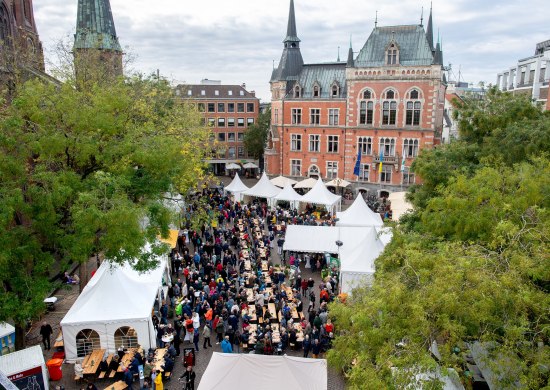 Auf dem Oldenburger Rathausmarkt sind zu hallo Grünkohl viele Stände und lange Sitzreihen zum Essen aufgebaut.