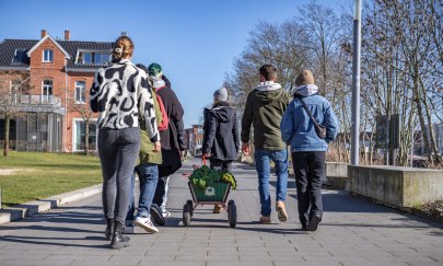 Eine Gruppe unternimmt gemeinsam eine Kohltour in Oldenburg