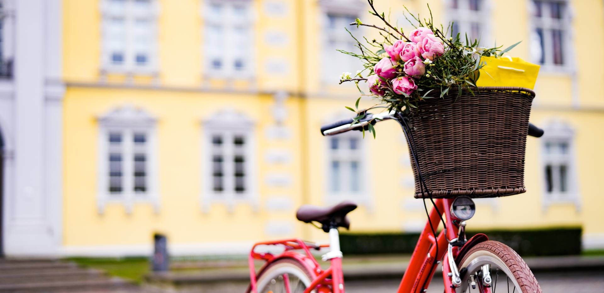 Rotes Fahrrad vor dem Oldenburger Schloss.