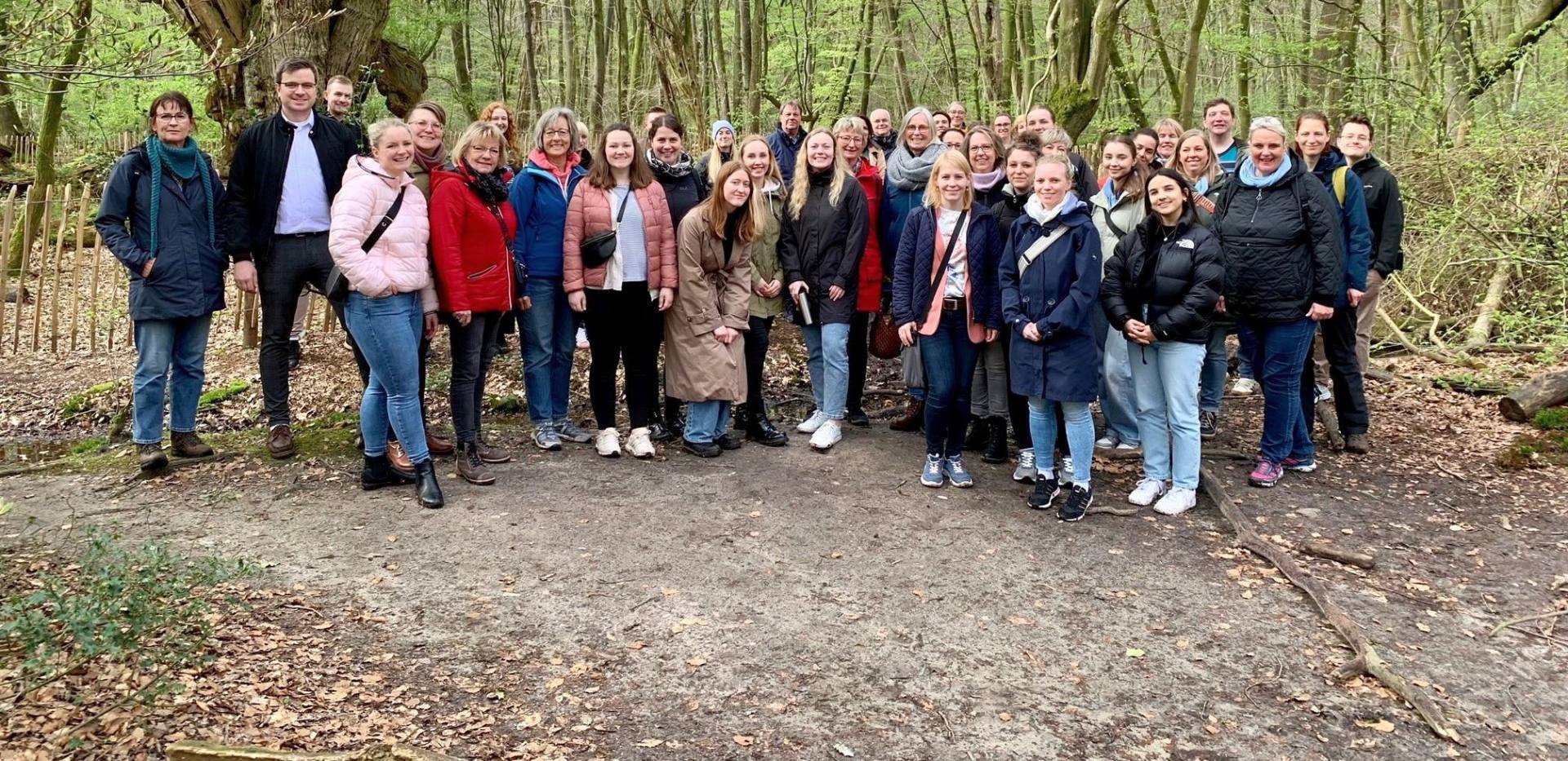 Produktschulung für Mitarbeiter - Auftakt im Naturpark Wildeshauser Geest. Das Bild zeigt die Beschäftigten bei ihrem Besuch im Urwald Hasbruch vor der imposanten Friederikeneiche. 